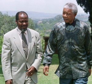 Ex-Presidente de Moçambique Joaquim Chissano e ex-Presidente da África do Sul Nelson Mandela.