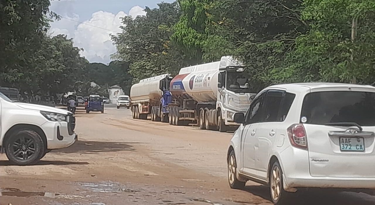 os camiões são do Êxito e um é de 10 500 litros outro é de 15000 litros...todos estão na 2.ª Esquadra da Polícia da República de Moçambique em Pemba.
